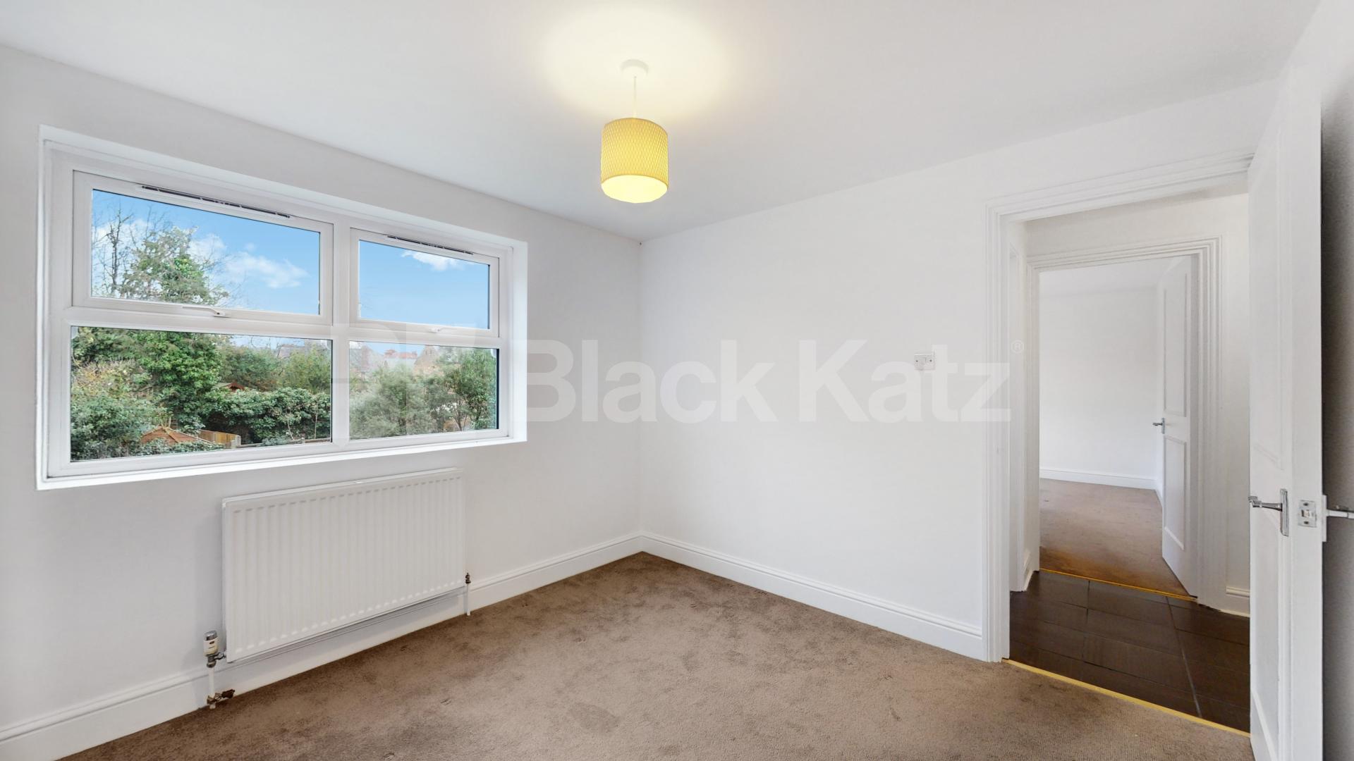 Two Bedroom First Floor Flat in Conversion, New Barnet, mins to tube & shops! Bulwer Road, New Barnet